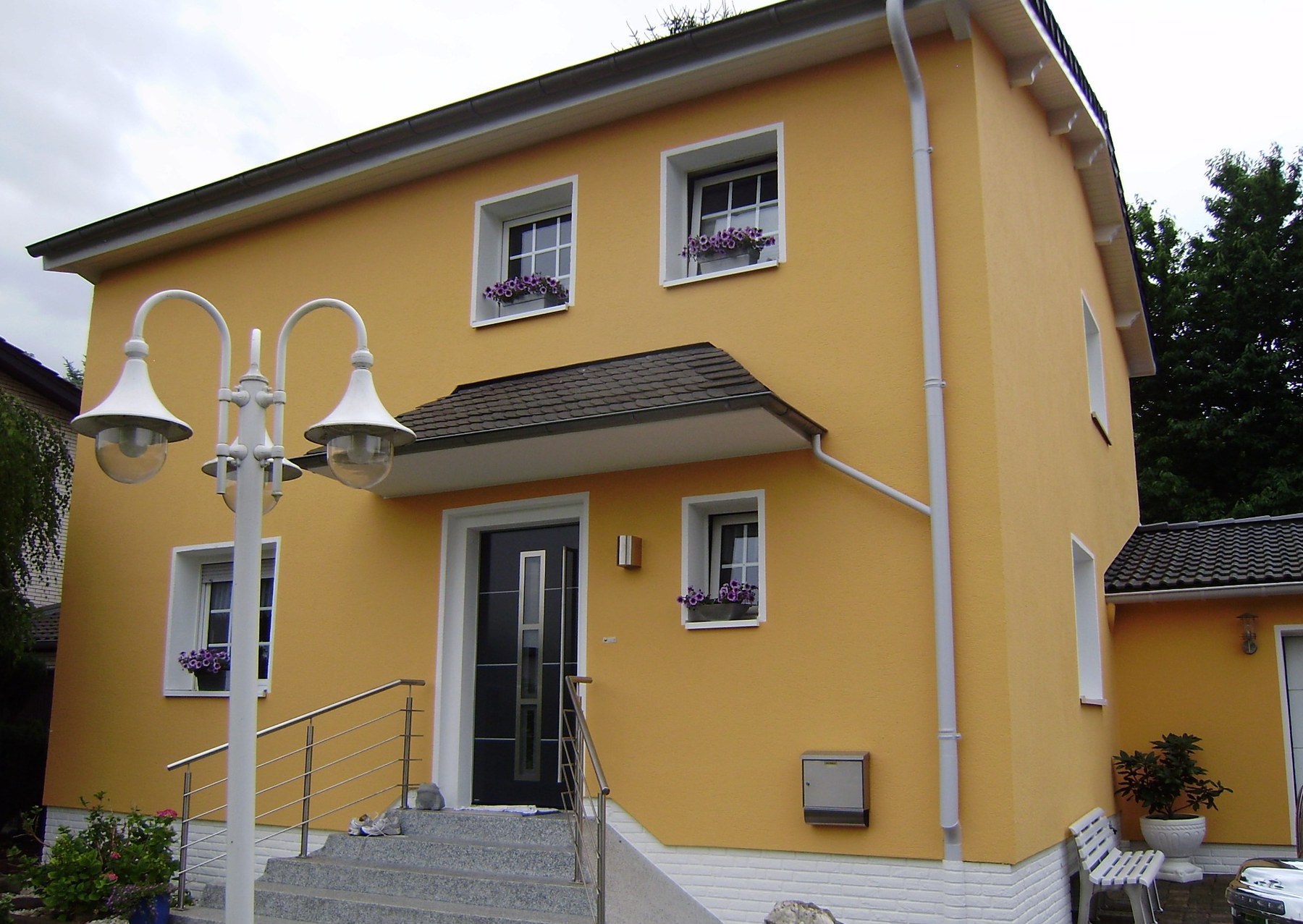 Gelbes Einfamilienhaus