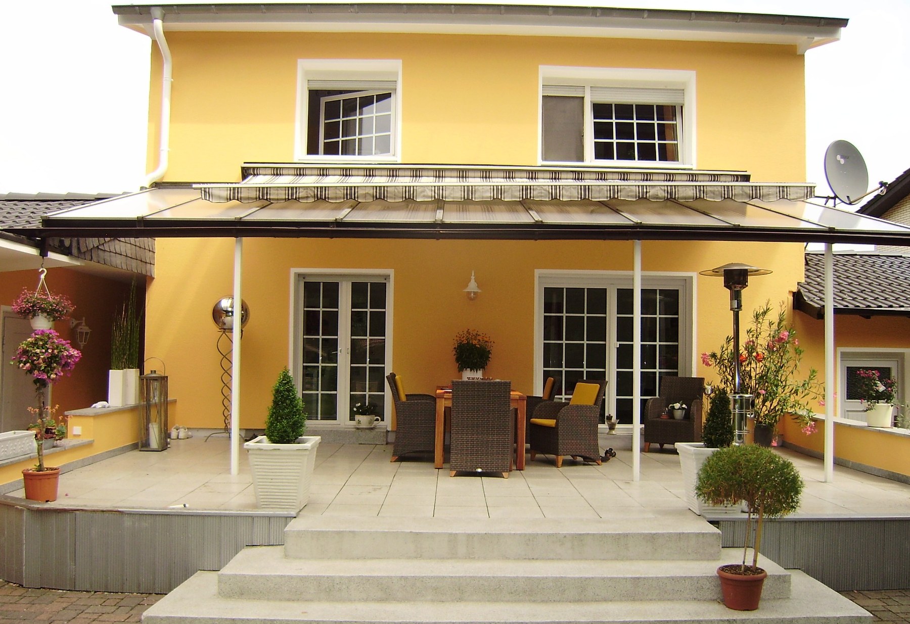 Terrassenansicht gelbes Haus