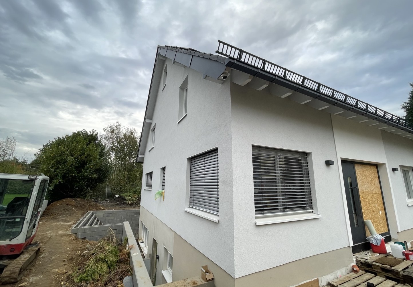 Rohbau zur fertigen Fassade nachher
