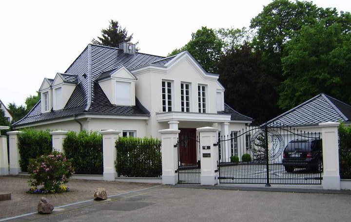 Villa mit Toranlage